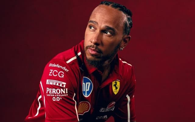 Lewis-Hamilton-uniforme-Ferrari-2-edited-aspect-ratio-512-320