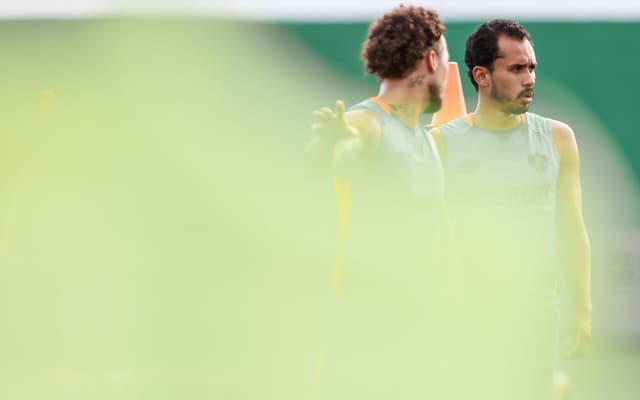 Lima-conversa-com-Guga-em-treino-do-Fluminense-antes-do-classico-contra-o-Vasco-pelo-Campeonato-Carioca-scaled-aspect-ratio-512-320