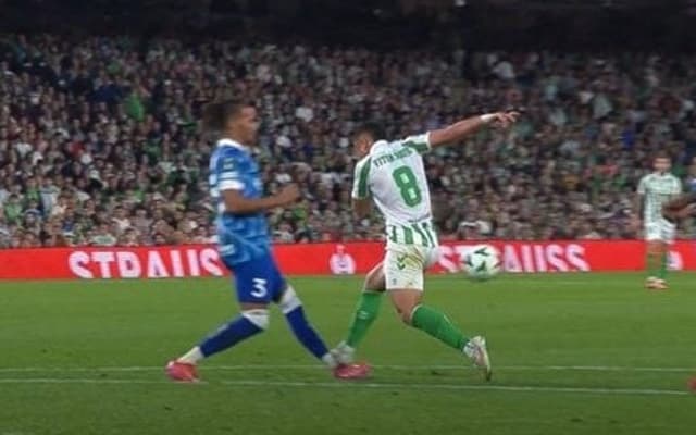 Vitor-Roque-Betis-falta-aspect-ratio-512-320