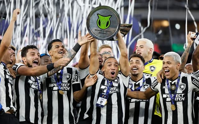 bOTAFOGO-ERGUE-TACA-DE-CAMPEAO-BRASILEIRO-EM-2024-aspect-ratio-512-320