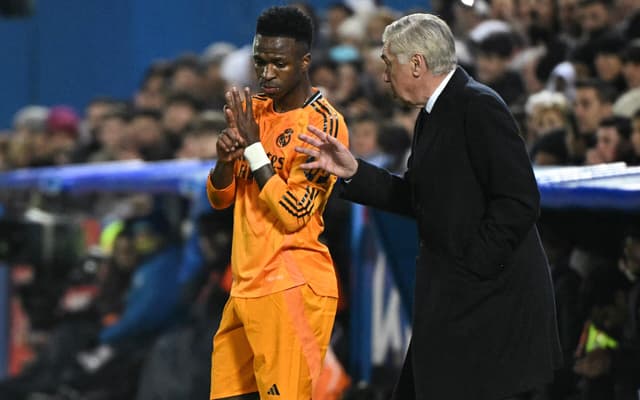 Vini Jr recebe instruções de Carlo Ancelotti em jogo do Real Madrid (Foto: Javier Soriano / AFP)