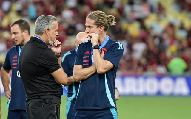 Filipe-Luis-conversa-com-Jose-Boto-apos-titulo-do-Flamengo-na-Taca-Guanabara-scaled-aspect-ratio-512-320