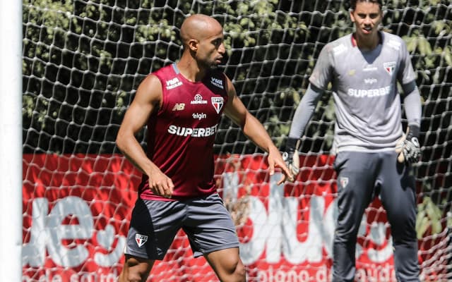 Lucas-Moura-treino-do-Sao-Paulo-aspect-ratio-512-320