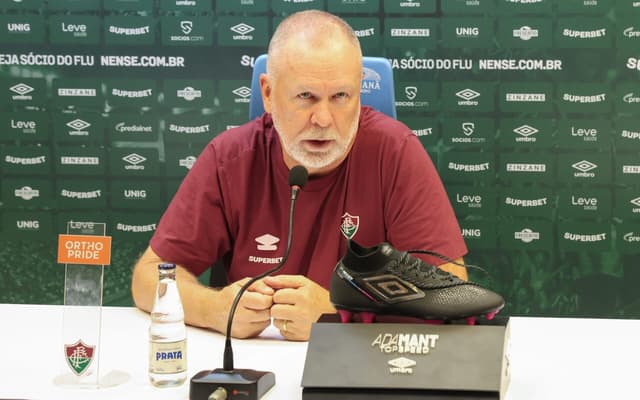 Mano-Menezes-critica-arbitragem-na-coletiva-apos-derrota-do-Fluminense-para-o-Flamengo-scaled-aspect-ratio-512-320