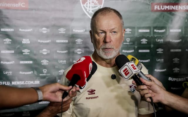 Mano-Menezes-durante-coletiva-apos-vitoria-do-Fluminense-sobre-o-Caxias-pela-Copa-do-Brasil-scaled-aspect-ratio-512-320