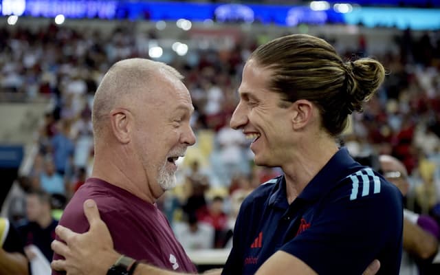 Mano-Menezes-e-Filipe-Luis-se-cumprimentam-antes-do-classico-entre-Flamengo-e-Fluminense-pelo-jogo-de-ida-da-final-do-Campeonato-Carioca-scaled-aspect-ratio-512-320