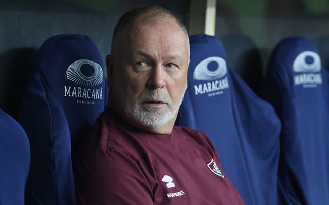 Mano-Menezes-no-banco-de-reservas-durante-final-entre-Fluminense-e-Flamengo-pelo-Campeonato-Carioca-scaled-aspect-ratio-512-320