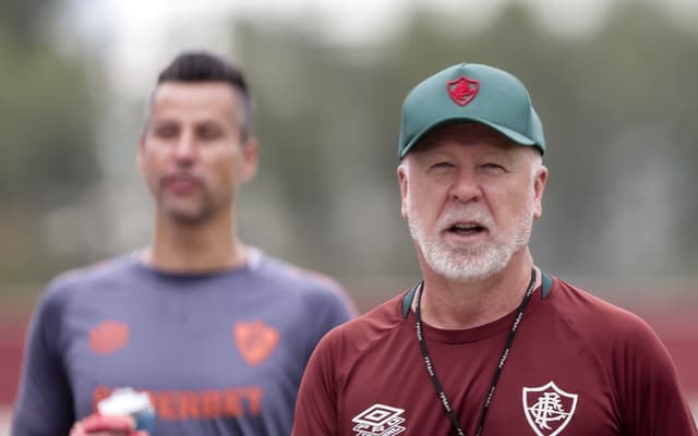 Mano-Menezes-observa-treino-do-Fluminense-as-vesperas-de-final-do-Campeonato-Carioca-scaled-aspect-ratio-512-320