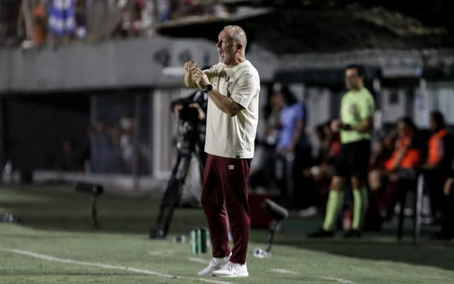 Mano-Menezes-orienta-jogadores-do-Fluminense-em-vitoria-sobre-o-Caxias-na-Copa-do-Brasil-scaled-aspect-ratio-512-320