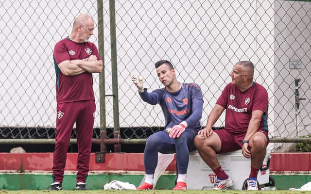 Tecnico-do-Fluminense-Mano-Menezes-conversa-com-Fabio-as-vesperas-de-decisao-do-Carioca-contra-o-Flamengo-scaled-aspect-ratio-512-320