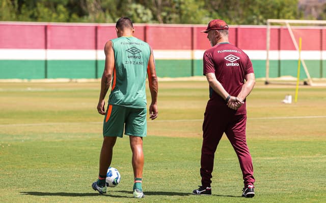 Thiago-Silva-conversa-com-Mano-Menezes-durante-treino-do-Fluminense-scaled-aspect-ratio-512-320