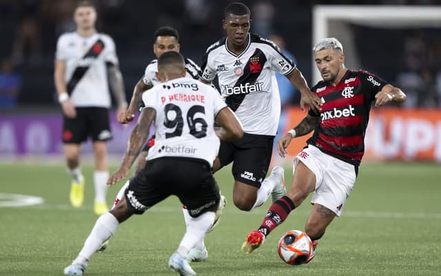 Vasco-x-Flamengo-semifinal-do-Campeonato-Carioca-scaled-aspect-ratio-512-320