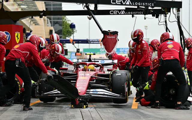 lewis-hamilton-ferrari-pre-temporada-f1-2025-2-1-scaled-aspect-ratio-512-320