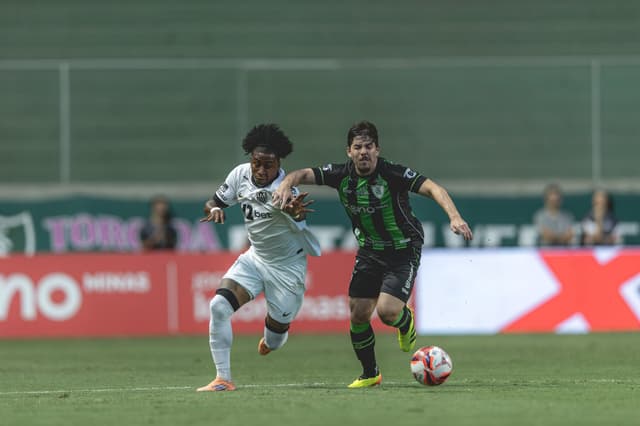 Preciado e Person em disputa de bola em América e Atlético (Foto: Pedro Souza / Atlético)