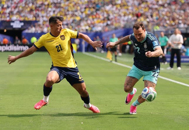 Alan Franco, do Equador e do Atlético-MG, em campo contra a Alemanha