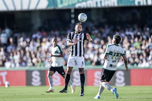 Maycon x Coritiba (Foto: Pedro Souza / Atlético)