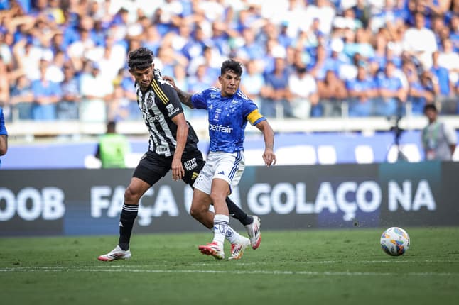 Scarpa e Romero em disputa de bola ((Foto: Pedro Souza / Atlético)
