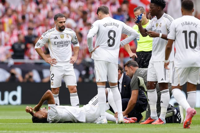 Eder Militão, do Real Madrid, sofre lesão na partida contra o Atletico de Madrid em La Liga (Foto: Oscar Del Pozo / AFP)