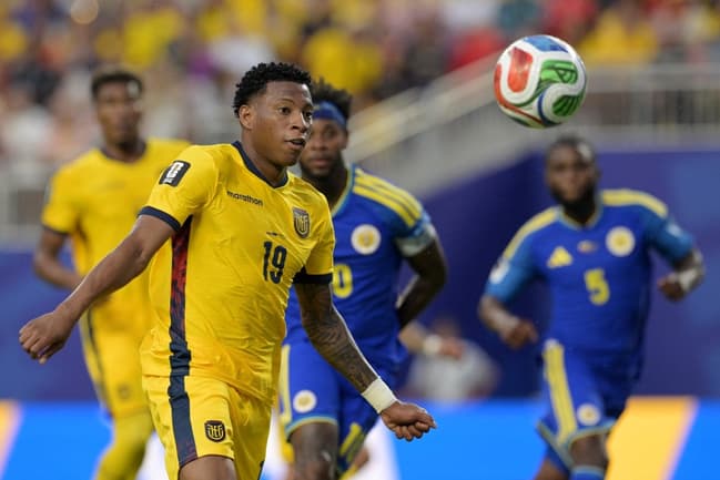 Atacante do Flamengo saiu chorando após empata entre Equador e Curaçao (Foto: JUAN MABROMATA / AFP)