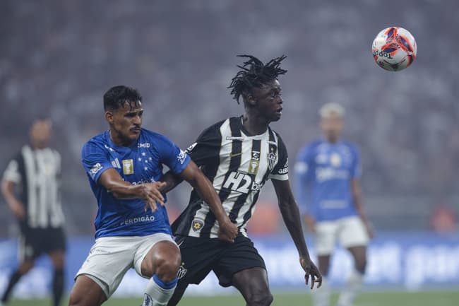 Cissé contra o Cruzeiro  (Foto: Pedro Souza / Atlético)