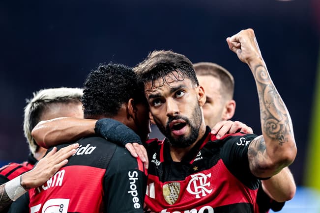 Lucas Paquetá abraça Gonzalo Plata após gol em Flamengo x Santos pelo Brasileirão (Foto: Gilvan de Souza/Flamengo)