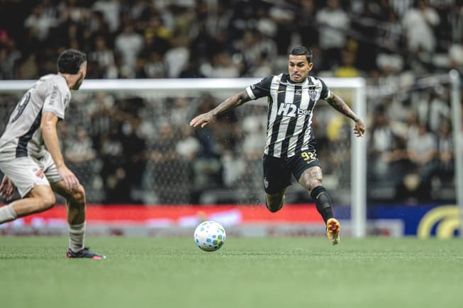 Dudu contra o Athletico-PR (Foto: Pedro Souza / Atlético)