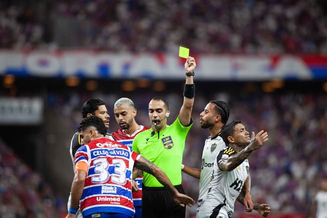 Árbitro Davi de Oliveira Lacerda em Fortelza x Atlético (Foto: Stefania  Lima/Gazeta Press)
