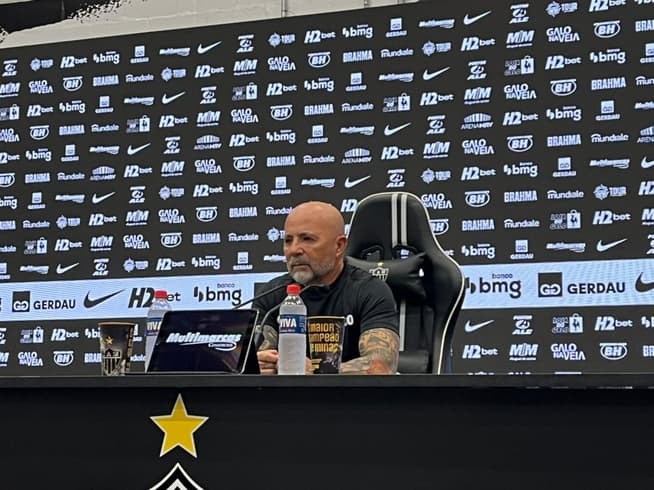 Sampaoli em entrevista coletiva após o clássico (Foto: Eduardo Statuti / Lance)