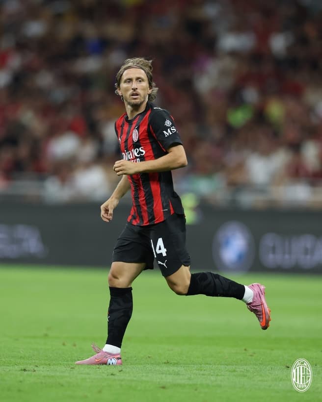 Modric em estreia pelo Milan contra o Bari, na Copa da Itália (Foto: Divulgação/Milan)