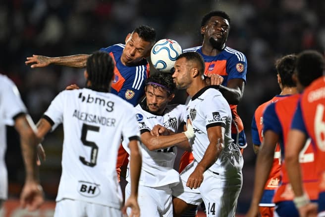 Puerto Cabello x Atlético na partida de ida da fase de grupos da Sul-Americana (Foto: Juan Barreto / AFP)