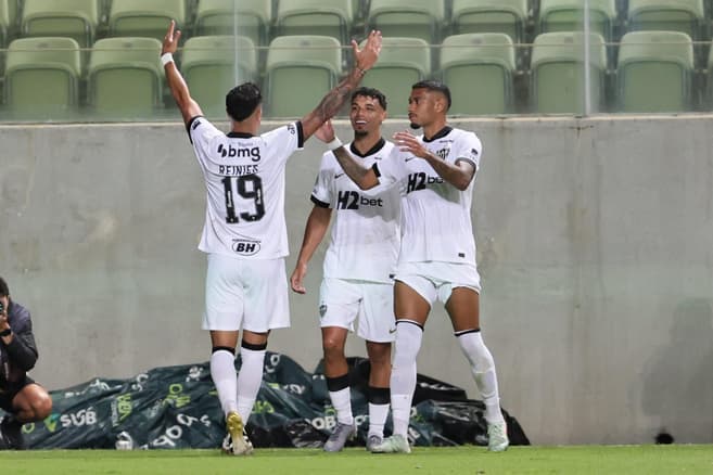 Reinier comemora gol do Atlético junto com companheiros (Foto: Gilson Lobo/GazetaPress)