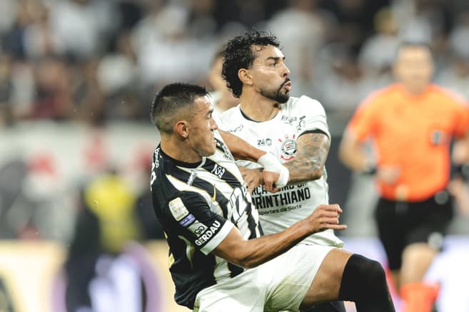 Disputa entre Cuello e Matheusinho (Foto: Pedro Souza / Atlético)