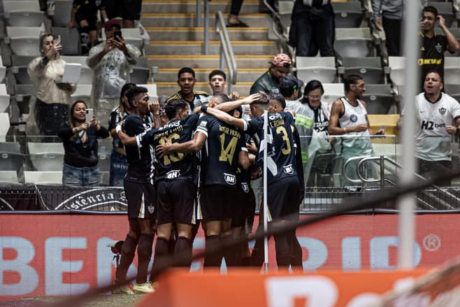 Jogadores do Atlético comemoram gol contra o Inter(Foto: Luciano Brew/GazetaPress)