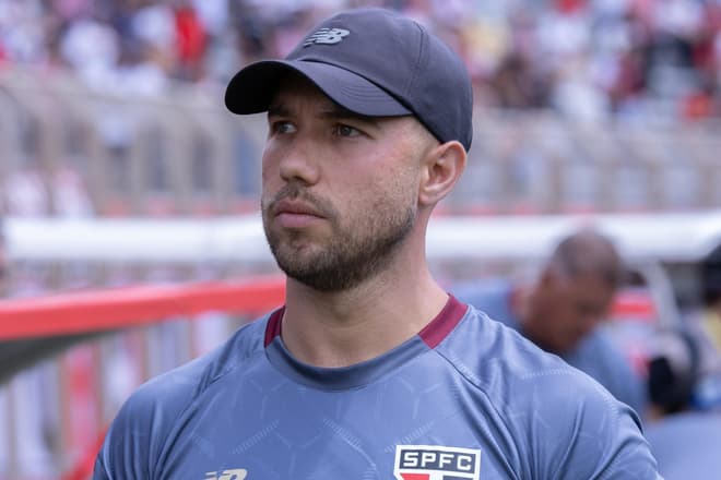 Sao Paulo (SP) 25/01/2026 COPINHA - CRUZEIRO X SAO PAULO. Allan Barcellos,  treinador do Sao Paulo, em acao durante partida entre Cruzeiro e Sao Paulo, valida pela final da Copinha Sil 2026, realizada no estadio do Pacaembu, em Sao Paulo (SP). (Foto: Renato Padalka/Ekobanpress/Gazeta Press) 

Ekobanpress/Ekobanpress