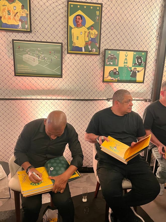 Mauro Silva e Vampeta, campões do mundo com o Brasil