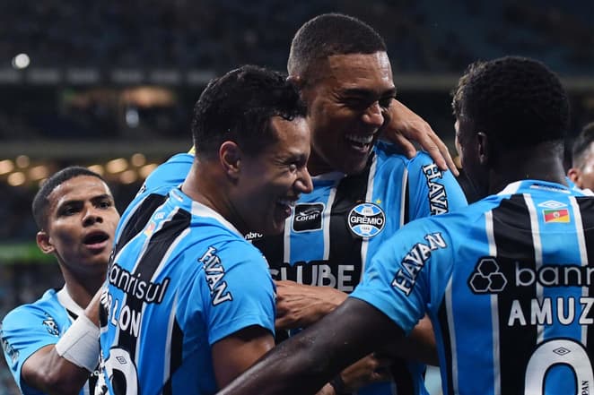 Jogadores do Grêmio comemoram gol (Foto: Edu Andrade/ GazetaPress)