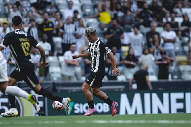 Iseppe pelo Galo (Foto: Pedro Souza / Atlético)