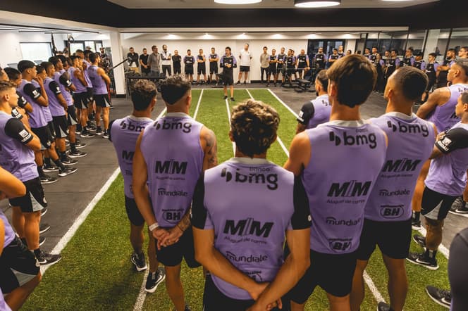 Domínguez  se reúne com jogadores na cidade do Galo (Foto: Pedro Souza / Atlético)