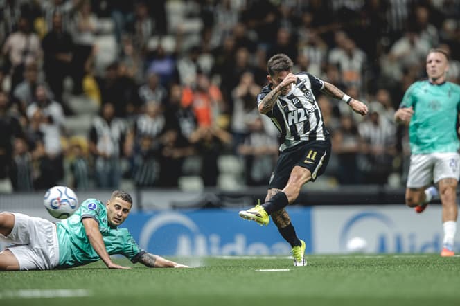 Bernard marcando o gol do Atlético  (Foto: Pedro Souza / Atlético)