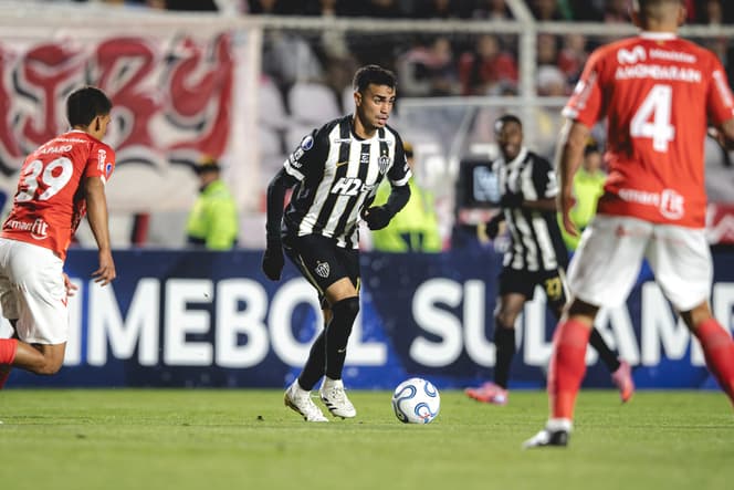 Reinier contra o Cienciano (Foto: Pedro Souza / Atlético)