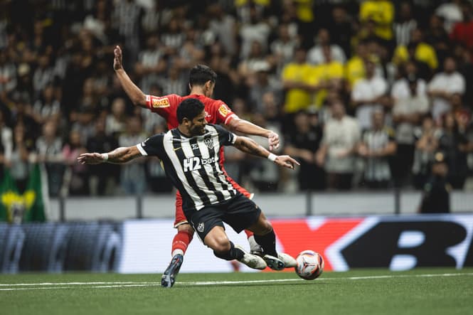 Hulk contra a Tombense  (Foto: Pedro Souza / Atlético)