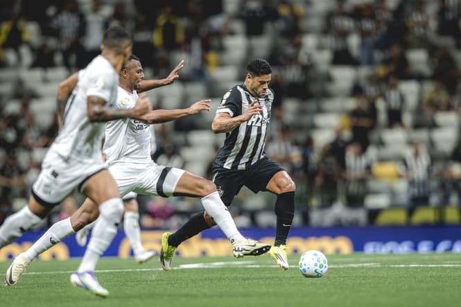 Hulk contra o Ceará  (Foto: Pedro Souza / Atlético)