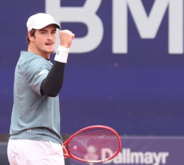 João Fonseca na vitória nas oitavas de final em Munique (Foto: Divulgação)