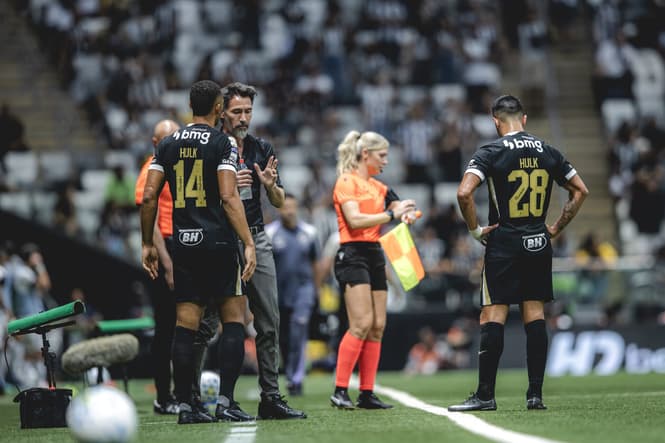 Domínguez dando instruções em Atlético x Botafogo (Foto: Pedro Souza / Atlético)