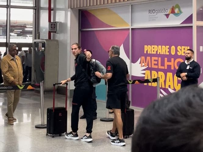 Filipe Luís e José Boto no desembarque do Flamengo (Foto: Gabriel Bergone/ Lance)