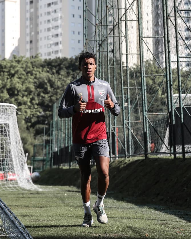 Luiz Gustavo está sendo acompanhado por especialistas (Foto: Reprodução/ São Paulo FC)