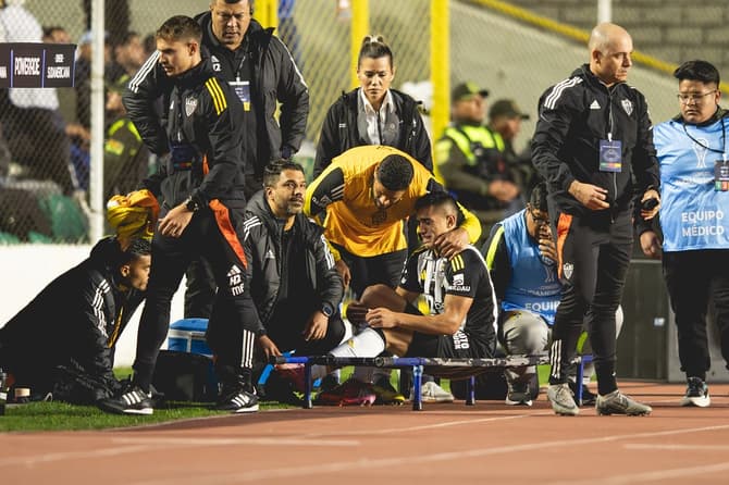 Cuello deixa o campo de maca após se lesionar na partida contra o Bolívar (Foto: Pedro Souza / Atlético-MG)