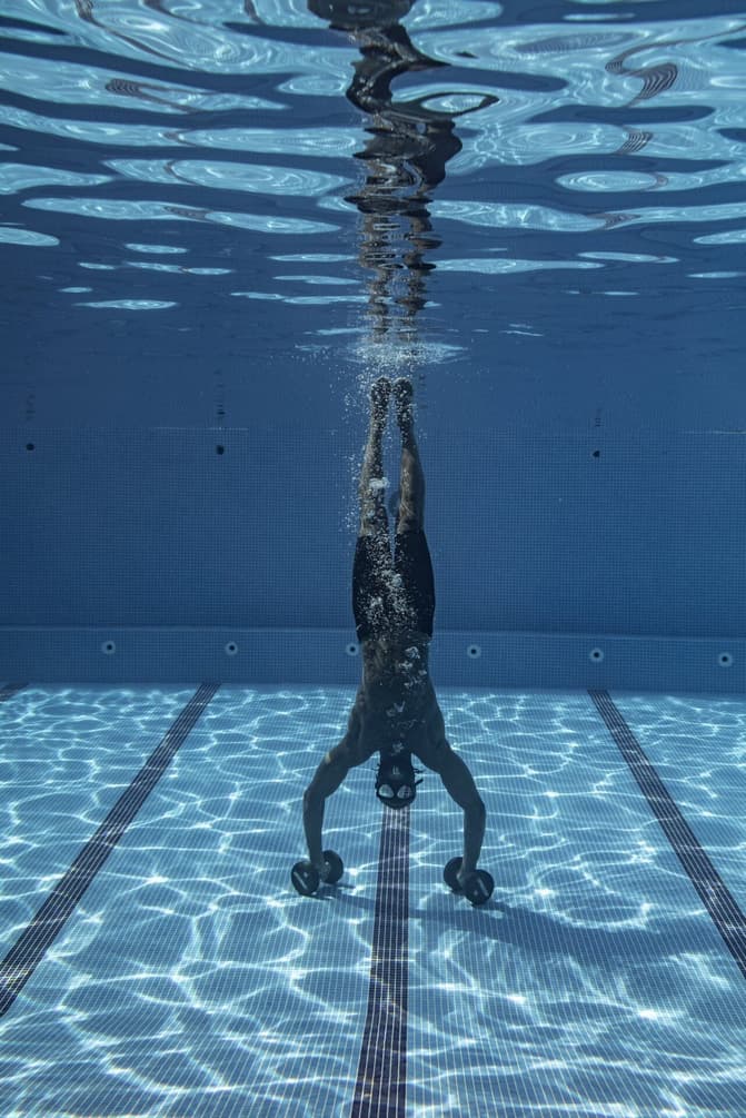 Jaylen Brown durante treino embaixo d'água