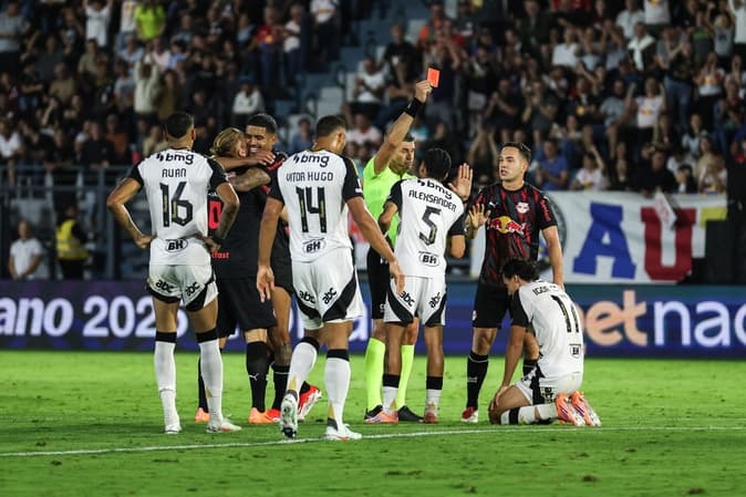 Expulsão de Igor Gomes contra o Bragantino (Foto: Vitor Vidal/Gazeta Press)