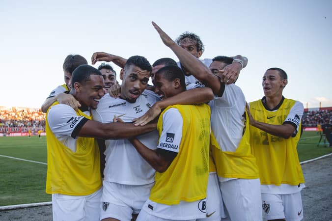 Jogadores comemorando gol contra o Pouso Alegre (Foto: Pedro Souza / Atlético